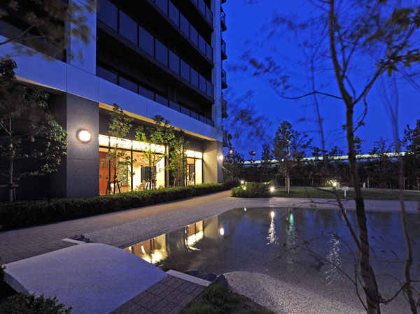 Shared facilities.  [Creating a moist landscape, Island Garden to produce a cool] On the south side of the building, Hydrophilic zone has spread, named Island Garden. Providing a hydrophilic pond with a fountain, Space Megurase the shallow waterway, Creating a moist landscape, Also takes an active part as a place of children playing in the water in the summer.
