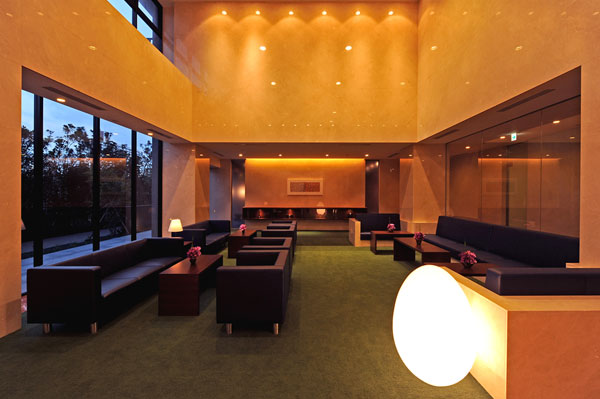 When advancing the pawn in the building exits the main entrance, Mr. Shigeru Uchida worked on design, Space of sophistication of the two-tier atrium spreads (Grand Entrance Hall)