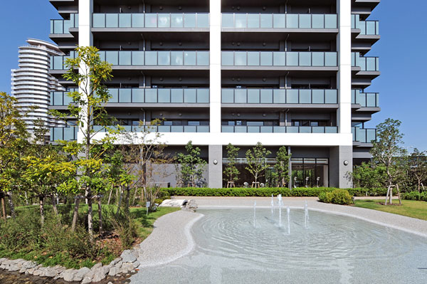 Taking advantage of the vast site, Place the large and small garden to surround the Tower. And migration path configured in a gentle curve, We connect the lush garden (Island Garden)