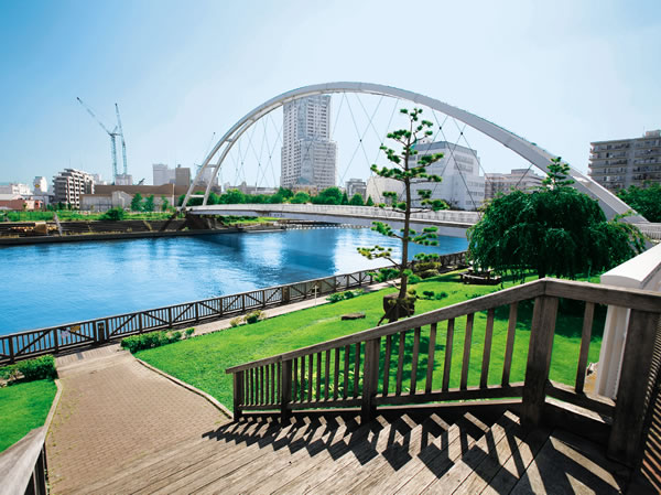 Boardwalk stretches along the canal, "Higashi marine park". There is such as slides and splashing water sound pond, It can also be enjoyed on the Child (about 1070m)