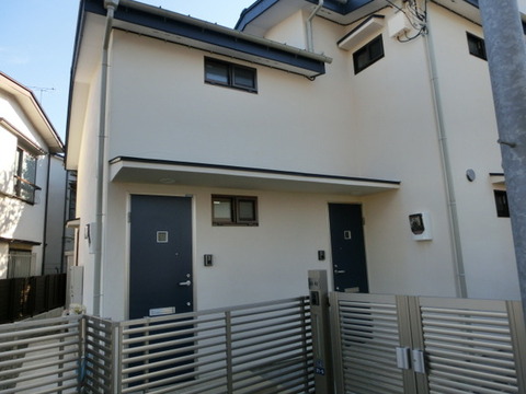 Entrance. Bicycle in the building next to bicycle parking is also possible