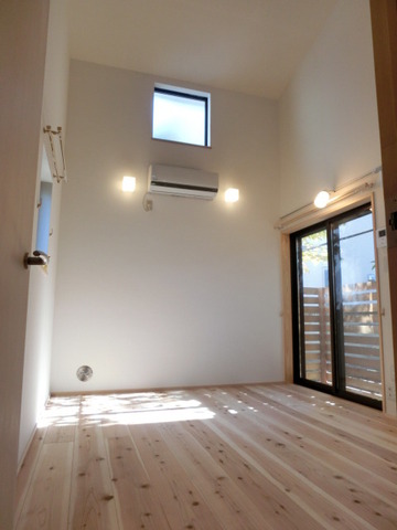 Living and room. Western-style about 6 Pledge. Cedar flooring.