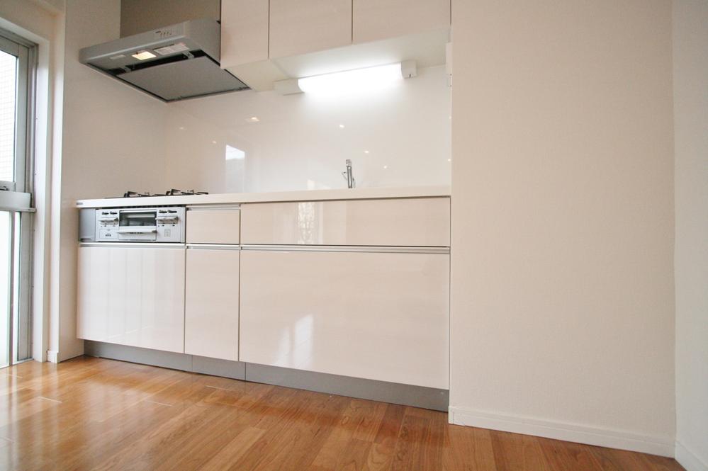 Kitchen. Also it comes with a window on the side of the kitchen Room (August 2013) Shooting