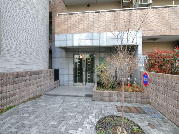 Entrance. Common areas