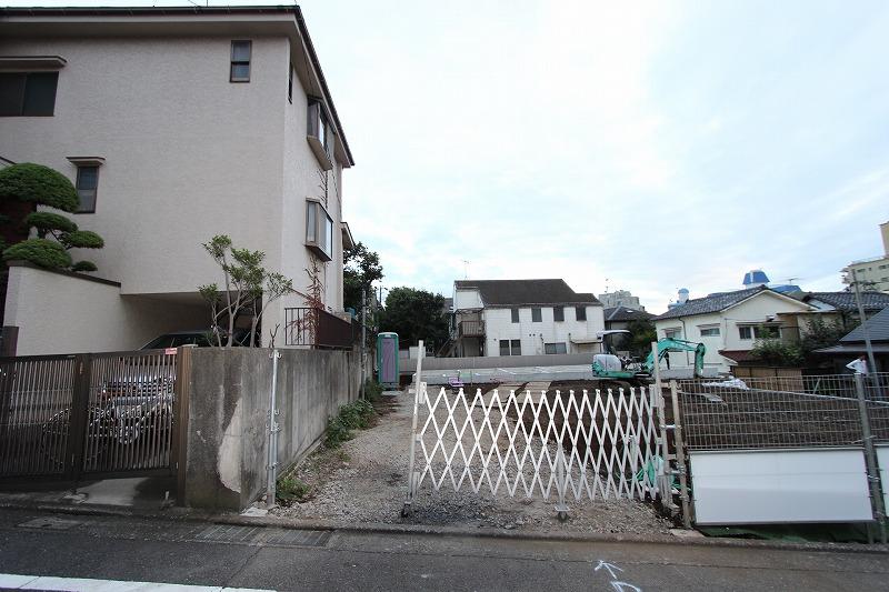 Local photos, including front road. East side (photo of position) is the passage of the adjacent land. 