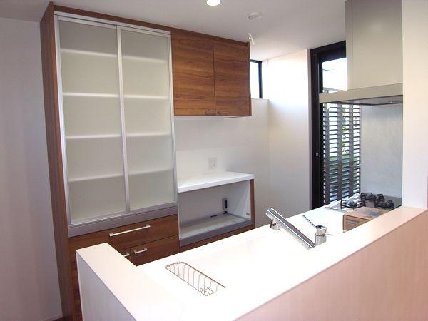 Kitchen. An open kitchen with a feeling of opening, Conversation with your family while the cooking is momentum (2013 December shooting)