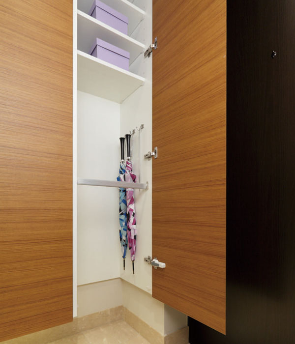 Receipt.  [Footwear input stroller correspondence] Stroller that something troubled in Storage. The space you removed the footwear input part under shelves, It is possible to clean and storage. (Except for some type) ※ There are also those that do not fall depending on the shape of the stroller.