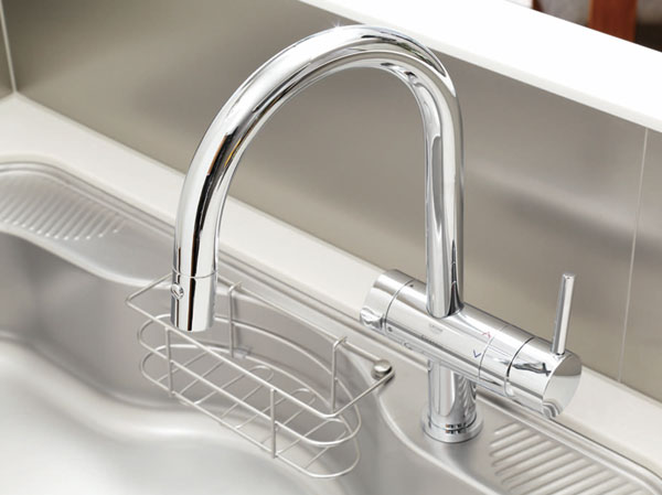 Kitchen.  [All-in-one water purification plug] Adopting the "all-in-one water purification plug" with a built-in high-performance water purification cartridge in the faucet body. Is also easy sink cleaning since pulled out the hose.