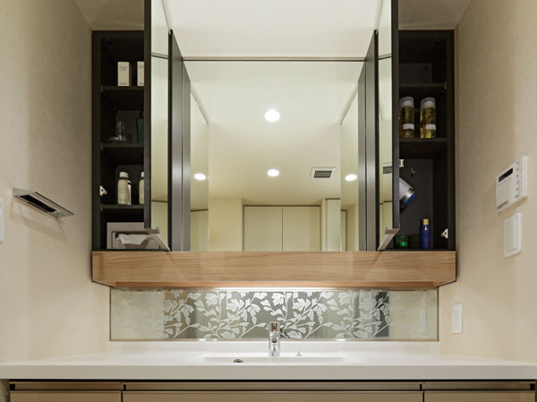 Bathing-wash room.  [cabinet] The back of the mirror, It has become a storage rack that ensures the depth to fit box or storage box of cotton.