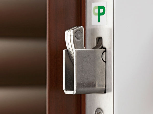 Security.  [Deadbolt lock with sickle / Double Rock] In double lock provided with a dead bolt lock and key with a sickle to combat illegal unlocking using the bar, etc. in two places, It has extended residence of crime prevention performance. (Same specifications)