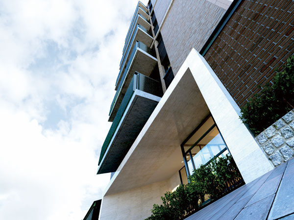Buildings and facilities. Stylish look was black and white and the keynote is, You have to have a calm atmosphere and the feeling of luxury to the design that articulates the dwelling units of the balcony in the framework. Also, Also sticking to the beautiful texture and color, I created the mansion to engender a sense of elegant presence while patronage of the city.  ※ Exterior - Rendering