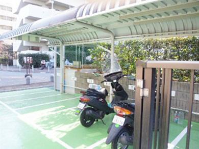 Other. Is a bicycle parking lot. There is also a key with a parking lot of the underground!