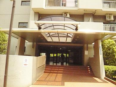 Entrance. Also spacious entrance!