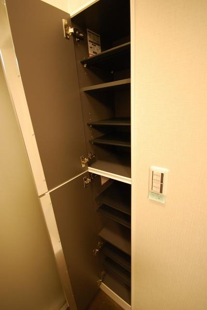 Receipt. Shoe box also bulky shoes can store plenty