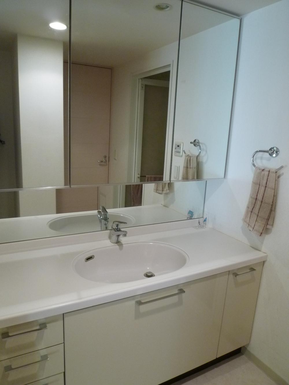 Wash basin, toilet. Local (January 2013) Shooting