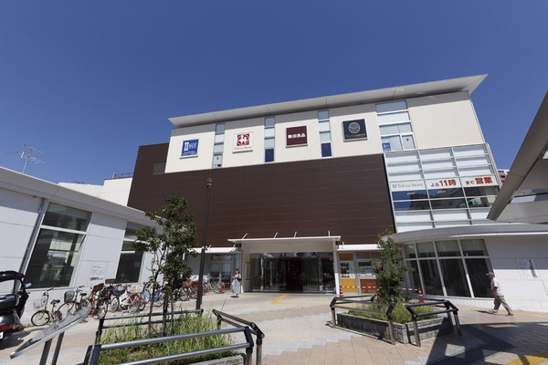 Tokyu Meguro Line "Musashikoyama" station (about than local 210m ・ A 3-minute walk). Within the station building, supermarket, Mujirushi Ryohin, Medical institution, pharmacy, There is a rooftop garden
