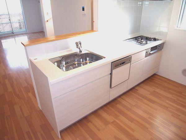 Kitchen. Face-to-face kitchen conversation with family bouncy (A Building: 2013 November shooting)