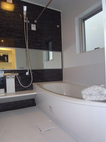 Bathroom. Spacious relaxing bath in calm tones (A Building: 2013 November shooting)