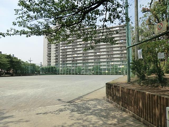 park. 900m until Nishi Oi Square Park