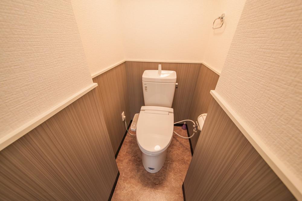 Toilet. Indoor (10 May 2013) Shooting