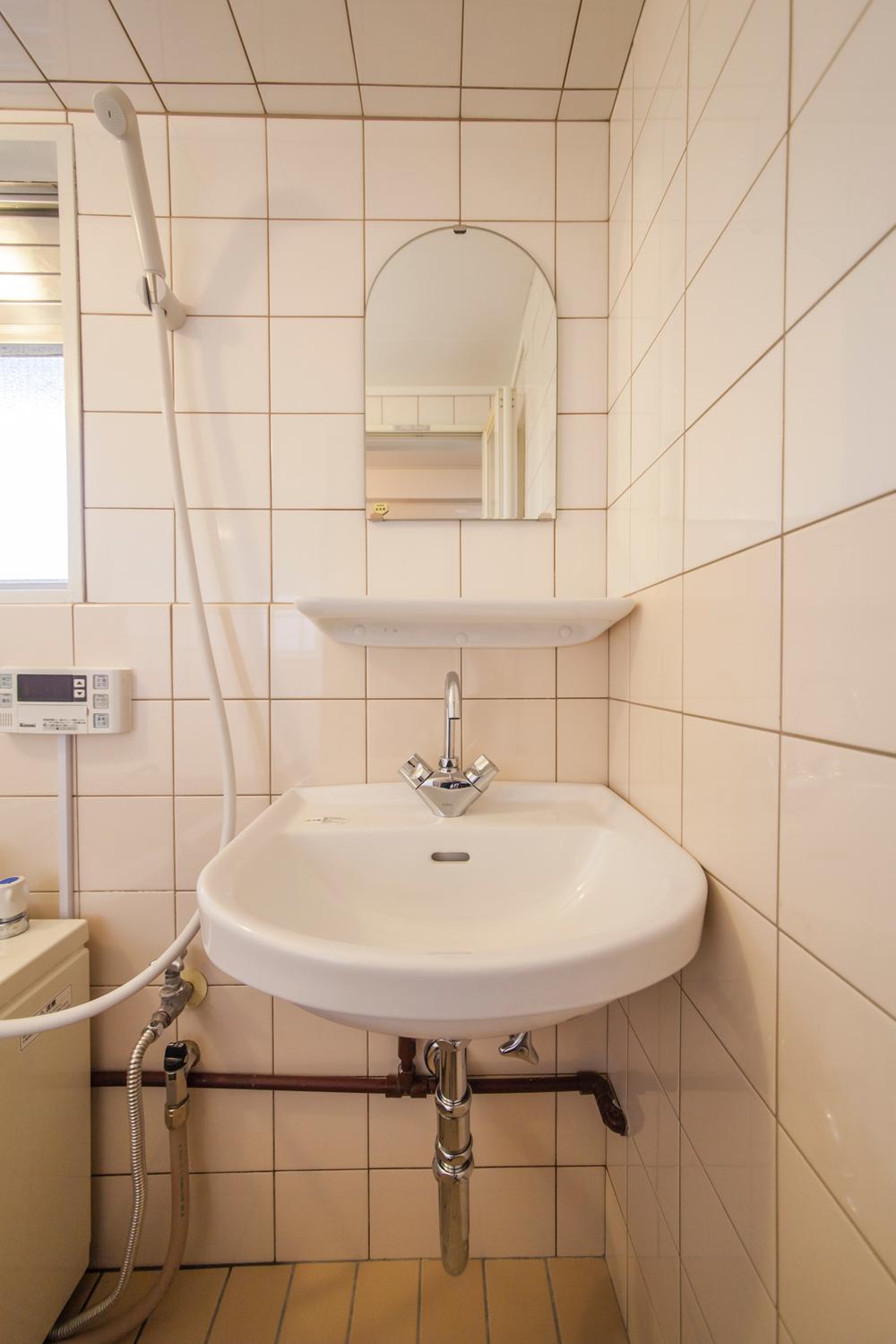 Wash basin, toilet. Indoor (10 May 2013) Shooting