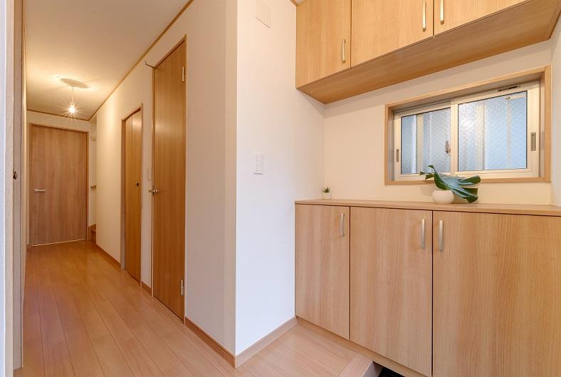 Entrance. With purse footwear (June 2013 shooting)