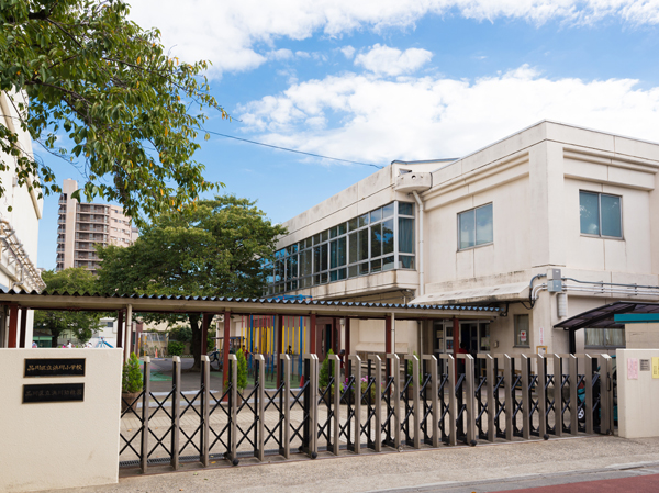 Surrounding environment. Hamago elementary school (about 160m)