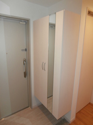 Entrance. Large shoes box ☆