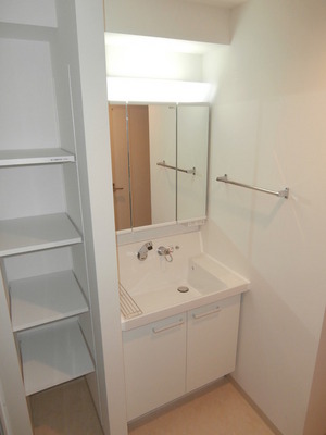 Washroom. Shampoo is a wash basin with dresser ☆