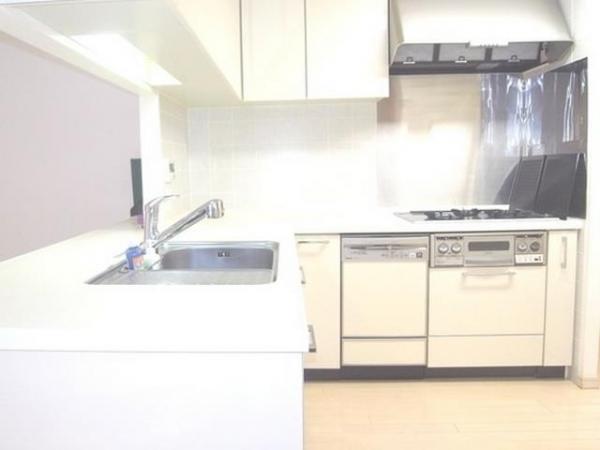 Kitchen. Shopping convenient location