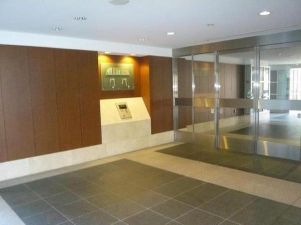 Wash basin, toilet. Entrance lobby