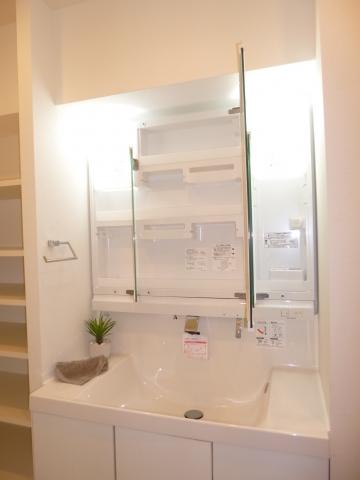 Wash basin, toilet. Three-sided mirror storage type