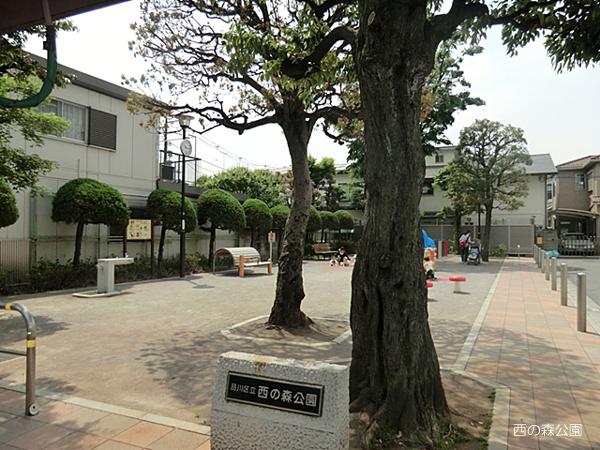 park. 287m to the west of Forest Park