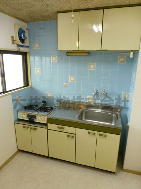 Kitchen. Large kitchen (two-burner gas stove correspondence)