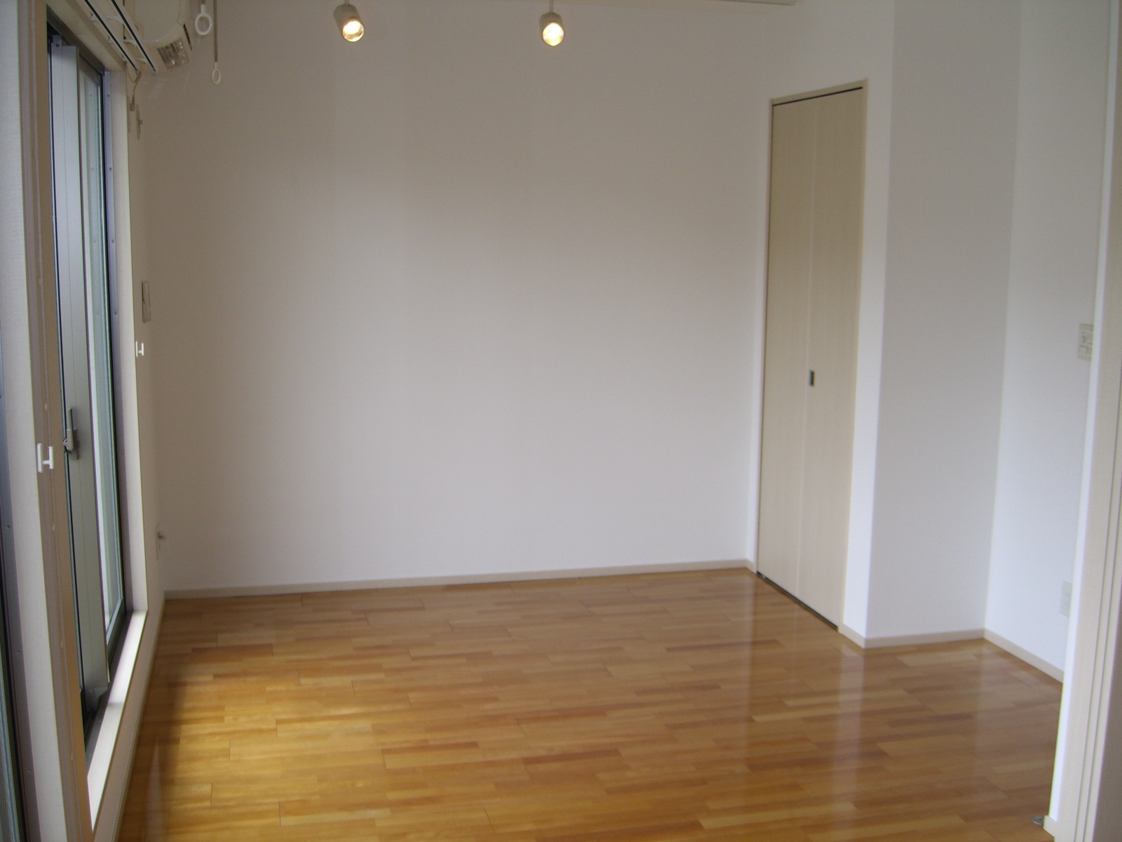 Living and room. Also good is the brightness in the southeast direction