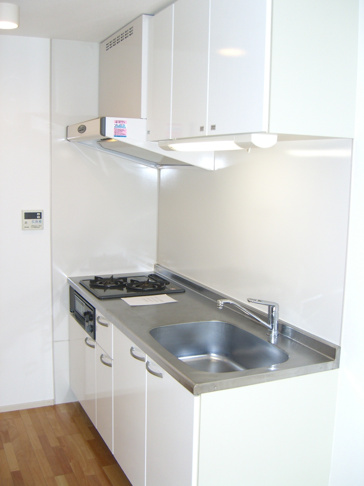 Kitchen. 2-neck is a gas stove in the kitchen