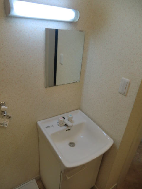 Washroom. Independent wash basin! !