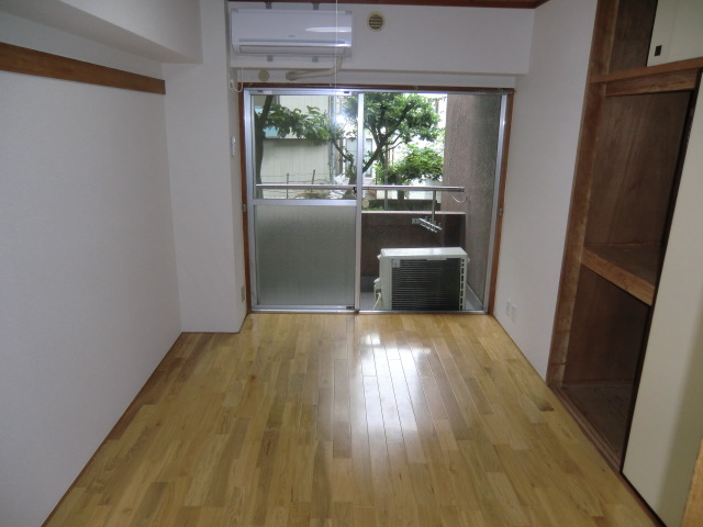 Living and room. Also it is not bad day! !