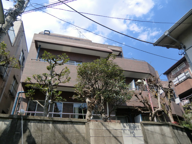 Building appearance. It is quiet in a quiet residential area.