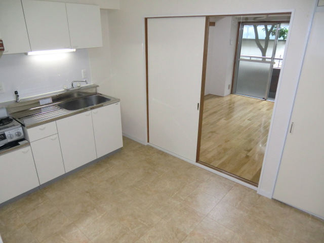 Living and room. Spread of dining! !