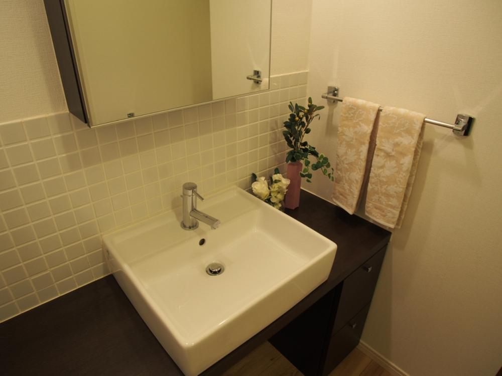 Wash basin, toilet. Wash basin / Kagamiura Yes storage (2014 January shooting)