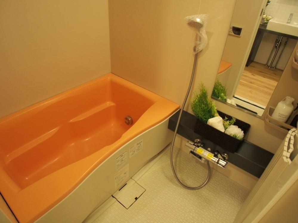 Bathroom. bathroom / Shower head replaced. ・ With window ・ Additional heating function ・ Ventilation dryer (2014 January shooting)