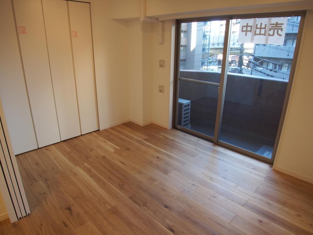 Non-living room. Western style room / Flooring Chokawa already ・ Closet fittings replaced. (2014 January shooting)
