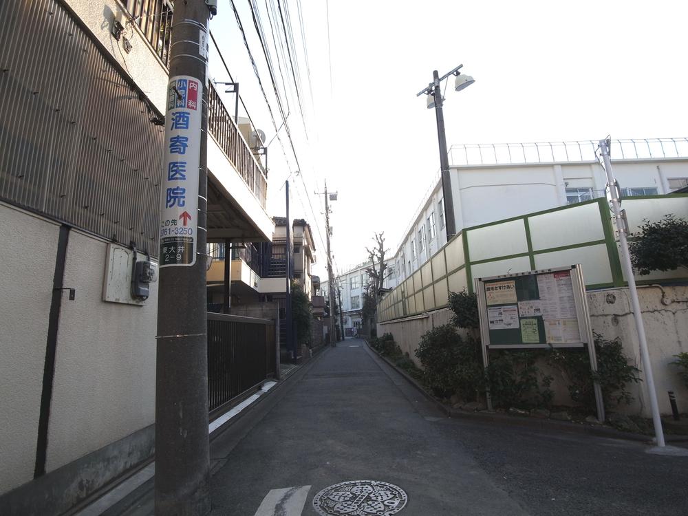 Local photos, including front road. Local (11 May 2013) Shooting