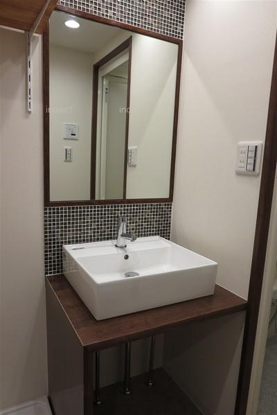 Wash basin, toilet. Easy-to-use washroom in a compact