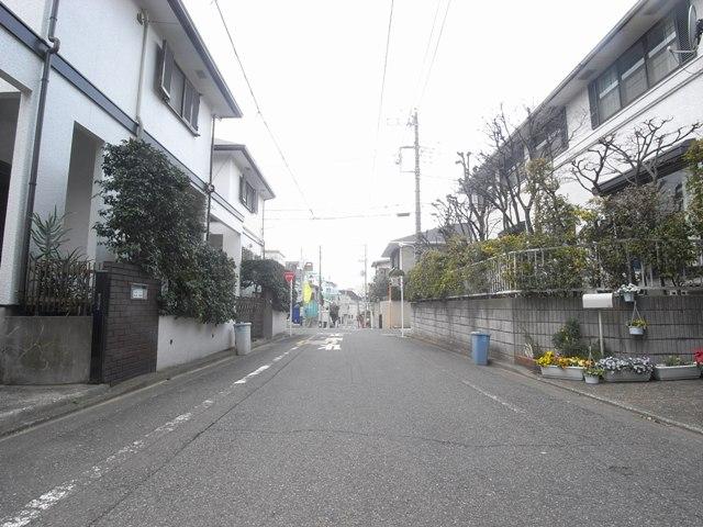 Local photos, including front road. Local (06 May 2012) shooting