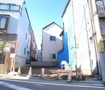 Local appearance photo. Sunny south road!