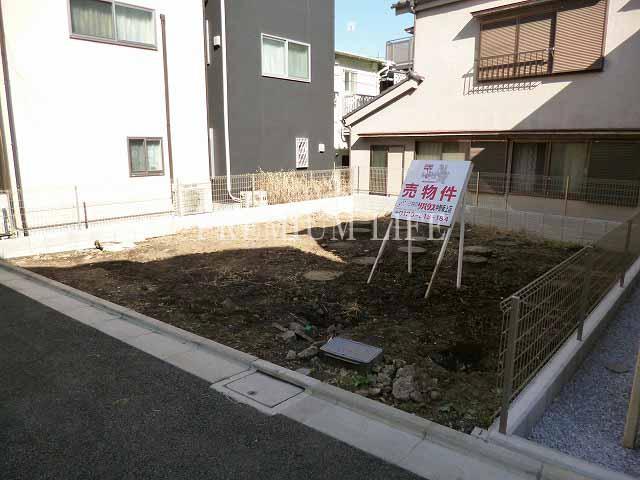 Local photos, including front road. A Building is a local photo. Currently vacant lot.