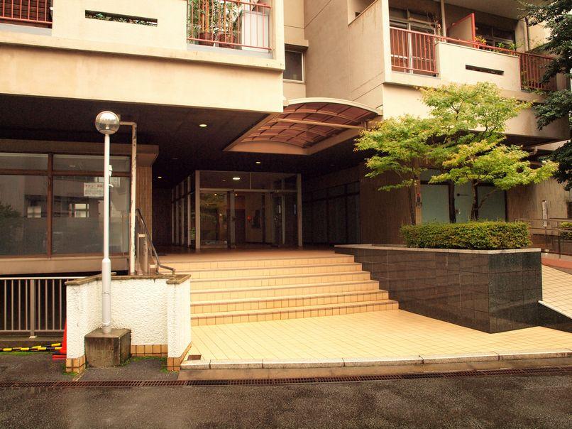 Entrance. Shared part has privacy is enforced because it does not face the road.