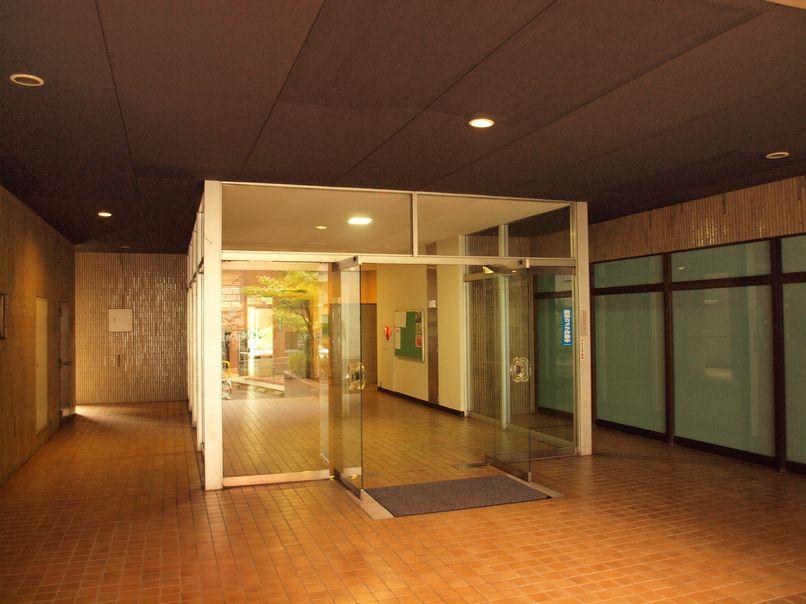 Entrance. Tightly managed common areas. The height of the residents of quality can ask.